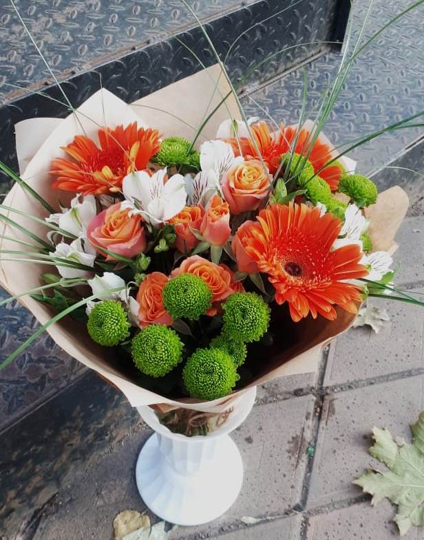 Букет цветов из: Герберы, Хризантемы, Альстромерии и Розы в Нешукае