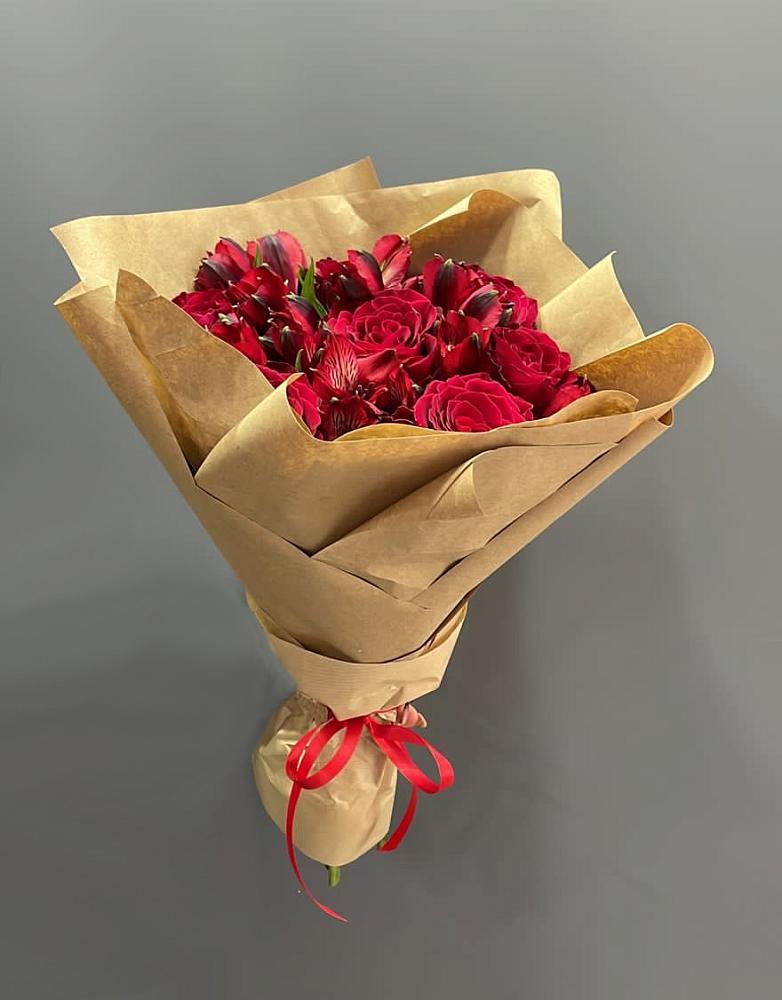 Букет цветов из: Альстромерии и Розы в Нешукае