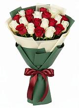 Букет Микс из красных и белых роз в Нешукае