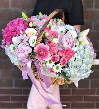 Цветочная композиция из Розы, Хризантемы, Пионы и Лизиантусы в корзине в Нешукае
