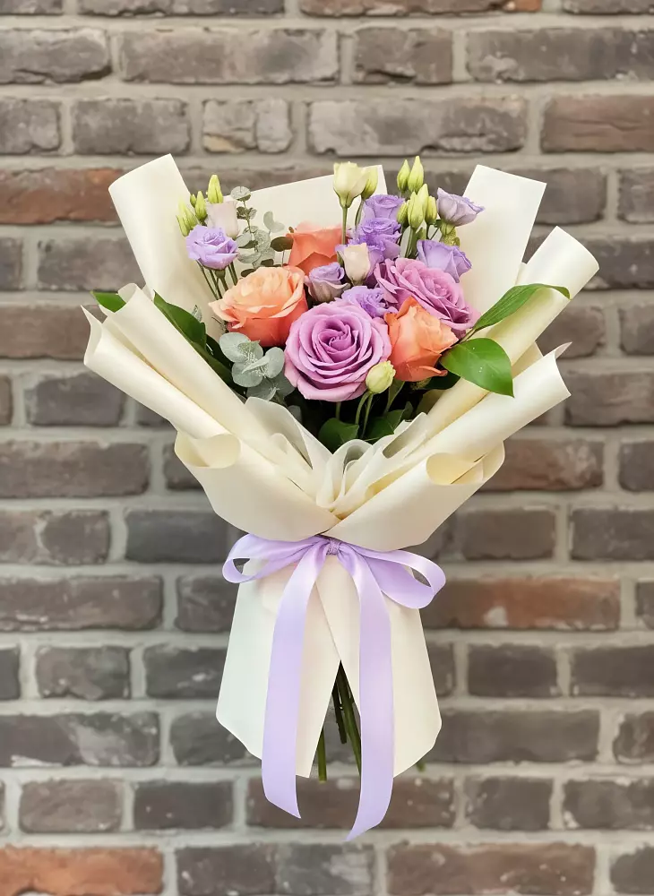 Букет цветов из: Лизиантусы и Розы в Нешукае