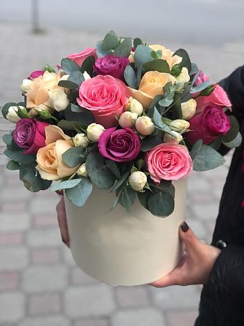 Цветочная композиция из Розы в шляпной коробке в Нешукае