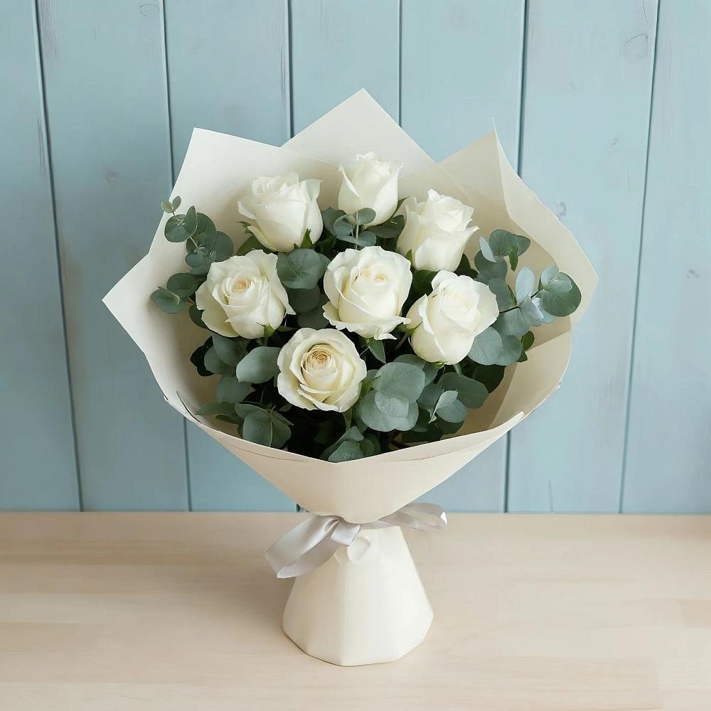 Букет Белые розы в Эвкалипте в Нешукае
