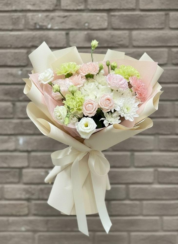 Букет цветов из: Гвоздики, Розы, Лизиантусы и Хризантемы в Нешукае