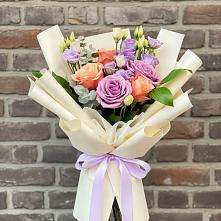 Букет цветов из:  Лизиантусы и Розы в Нешукае