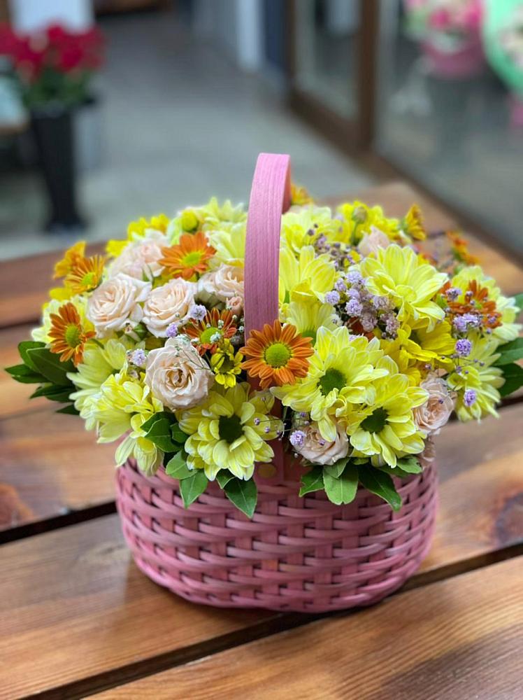 Цветочная композиция из Хризантемы и Розы в корзине в Нешукае