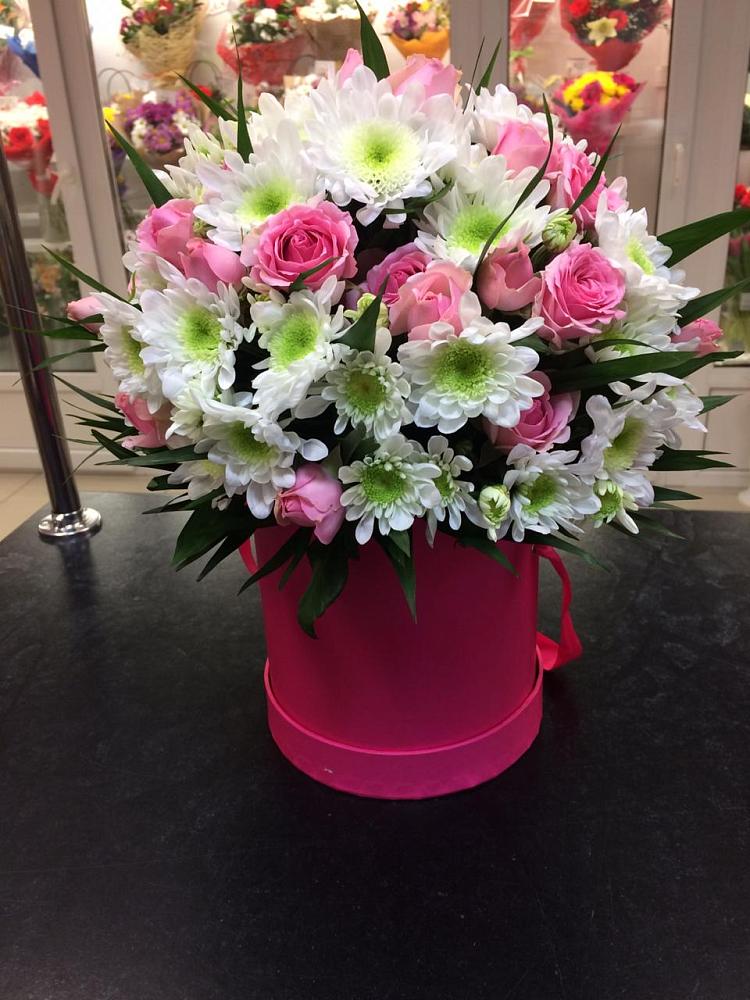 Цветочная композиция из Розы и Хризантемы в шляпной коробке в Нешукае