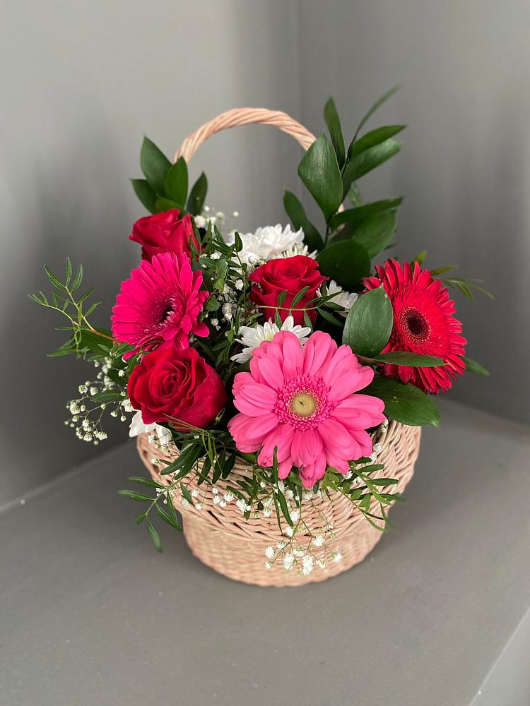 Цветочная композиция из Розы, Хризантемы и Герберы в корзине в Нешукае