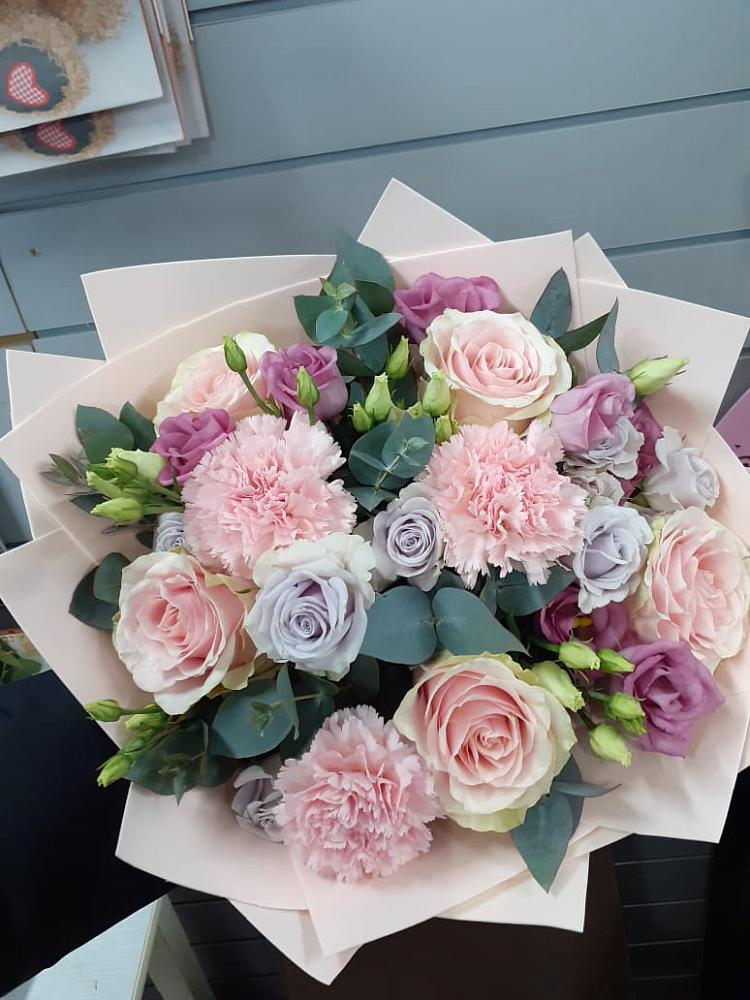 Букет цветов из: Розы, Гвоздики и Лизиантусы в Нешукае