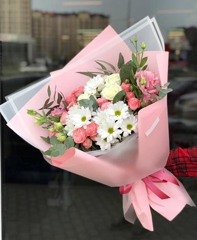 Букет цветов из: Розы, Лизиантусы и Хризантемы в Нешукае