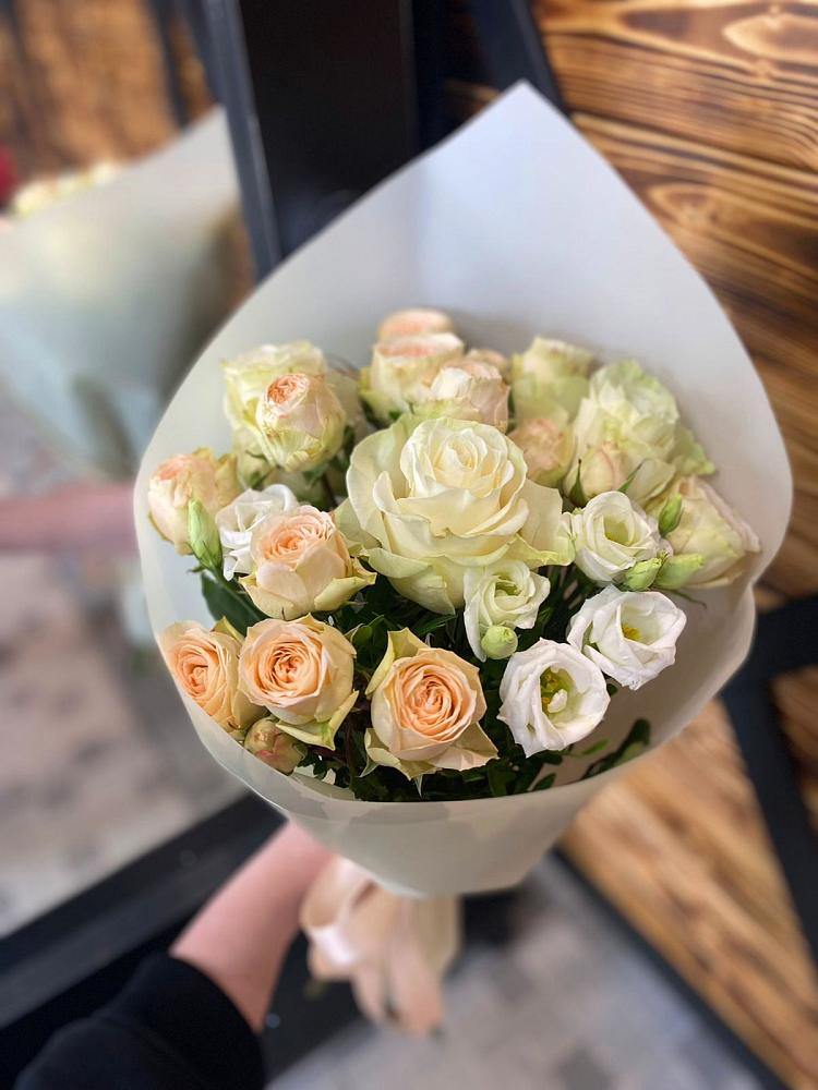 Букет цветов из: Розы и Лизиантусы в Нешукае